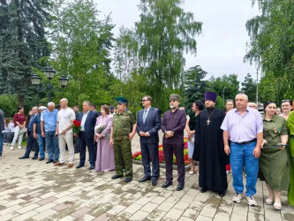 РО ВОРДИ КБР почтил память детей &ndash; жертв войны в Донбассе в памятной акции у мемориала &laquo;Вечный огонь&raquo;